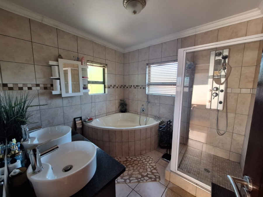 4 Bedroom Property for Sale in Woodland Hills Wildlife Estate Free State